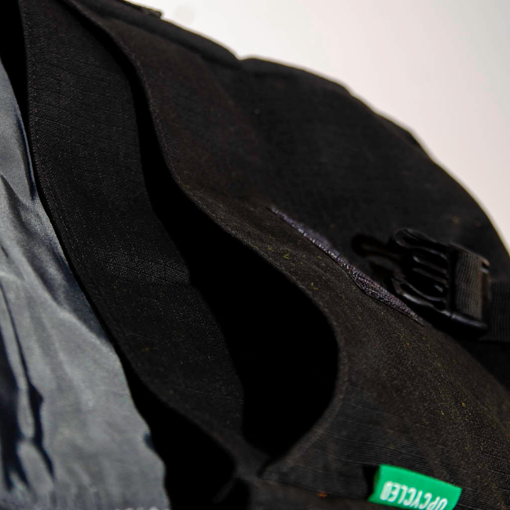 Cafè Sacthel In British Cargo & Others With Black Canvas