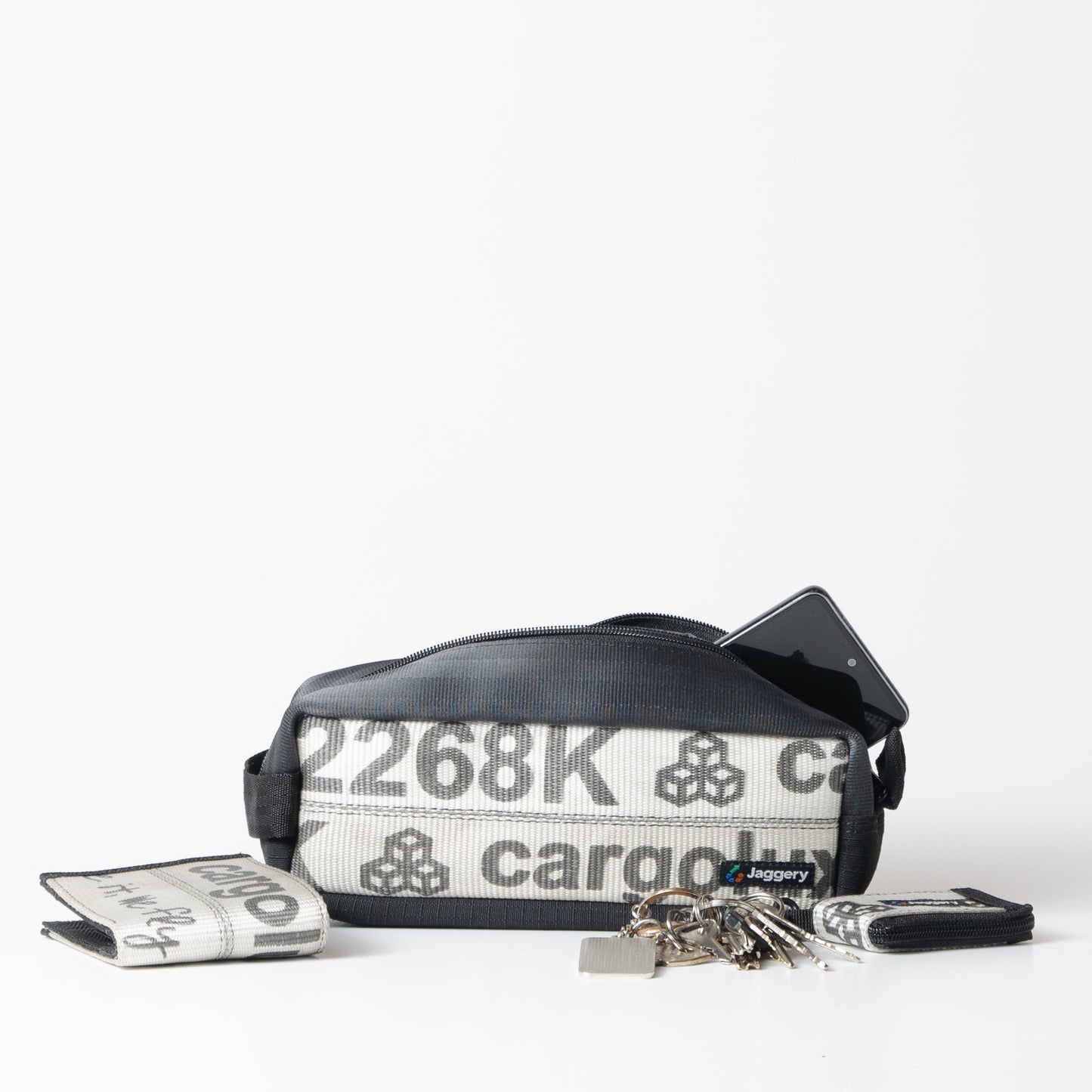 Dopp Kit In White/Black Cargo & Others