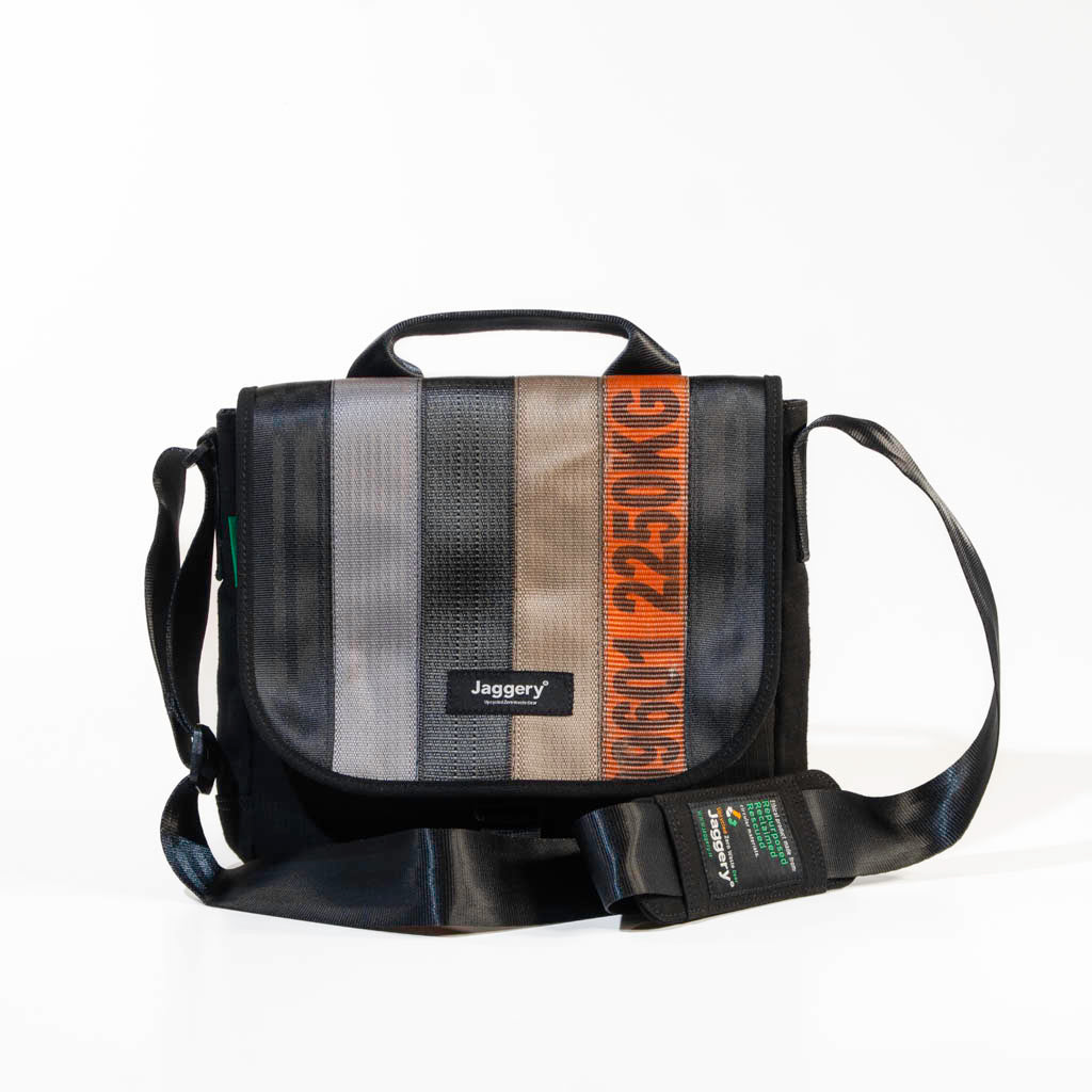 Cafè Sacthel In British Cargo & Others With Black Canvas