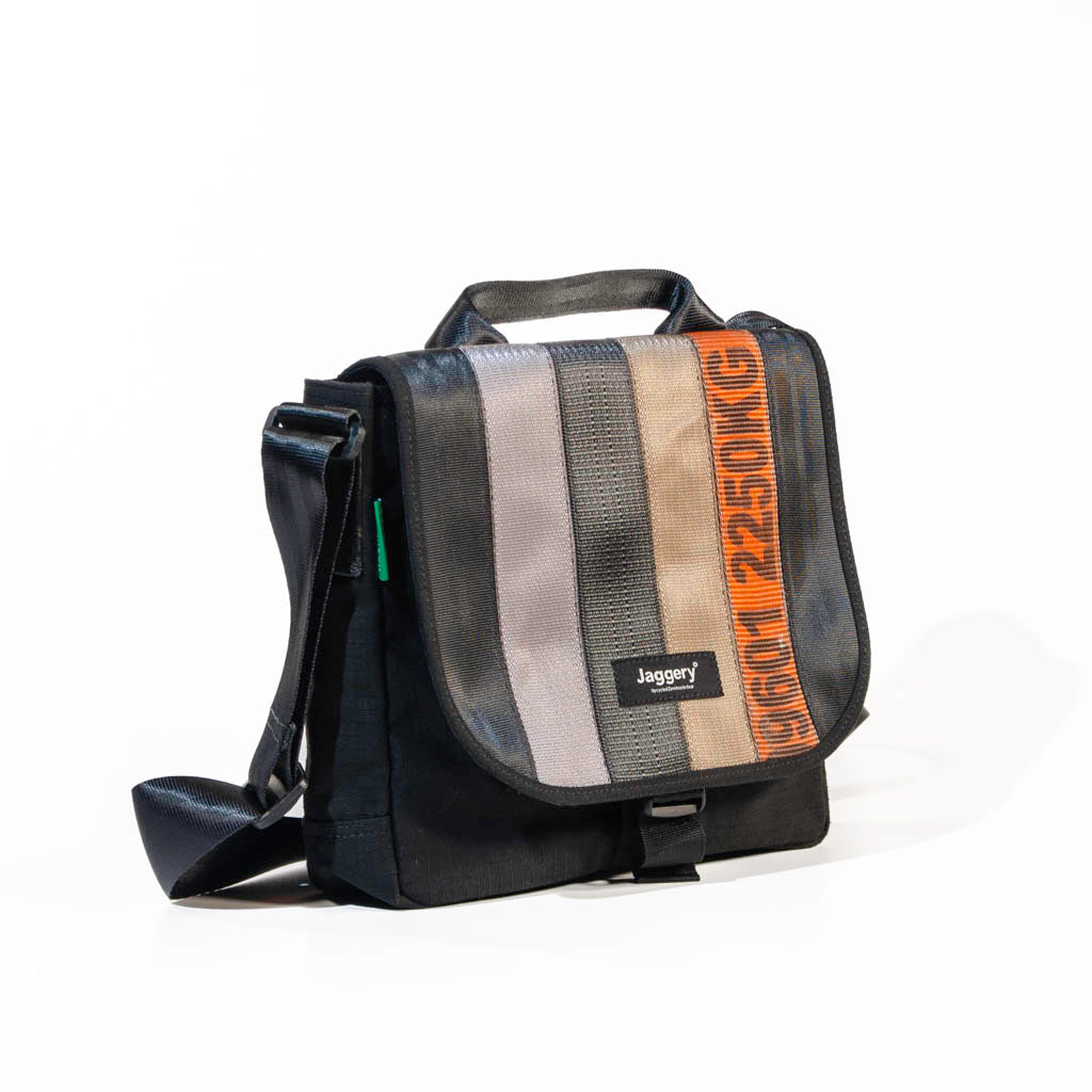 Cafè Sacthel In British Cargo & Others With Black Canvas