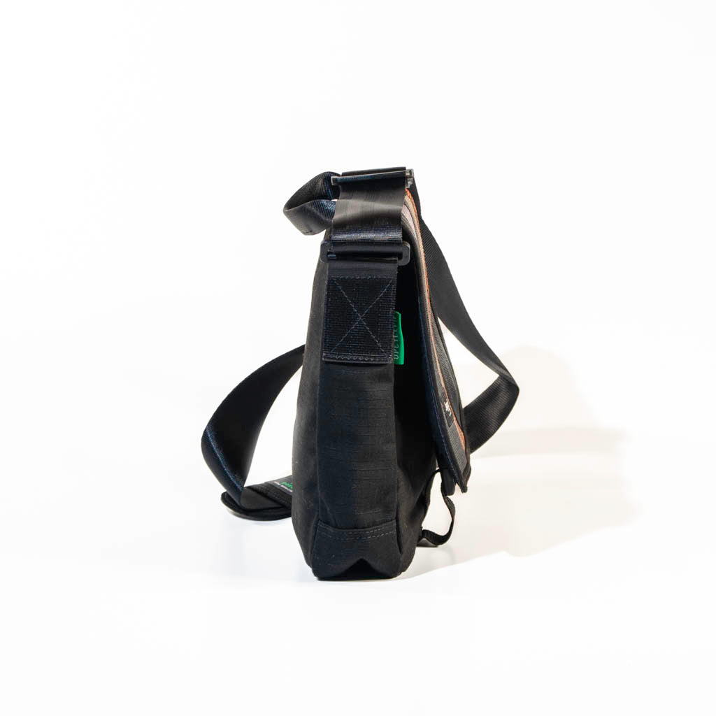 Cafè Sacthel In British Cargo & Others With Black Canvas