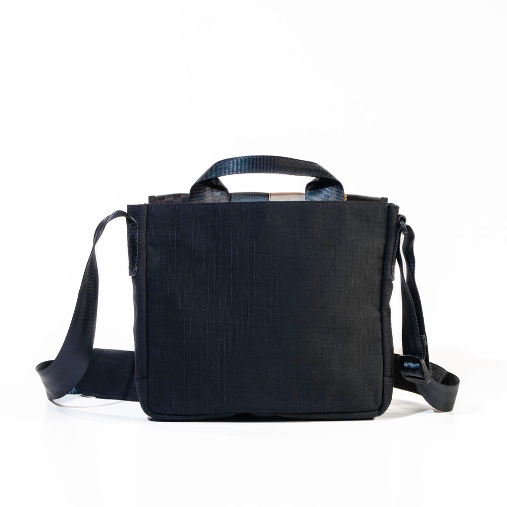 Cafè Sacthel In Dhl Cargo & Others With Black Canvas