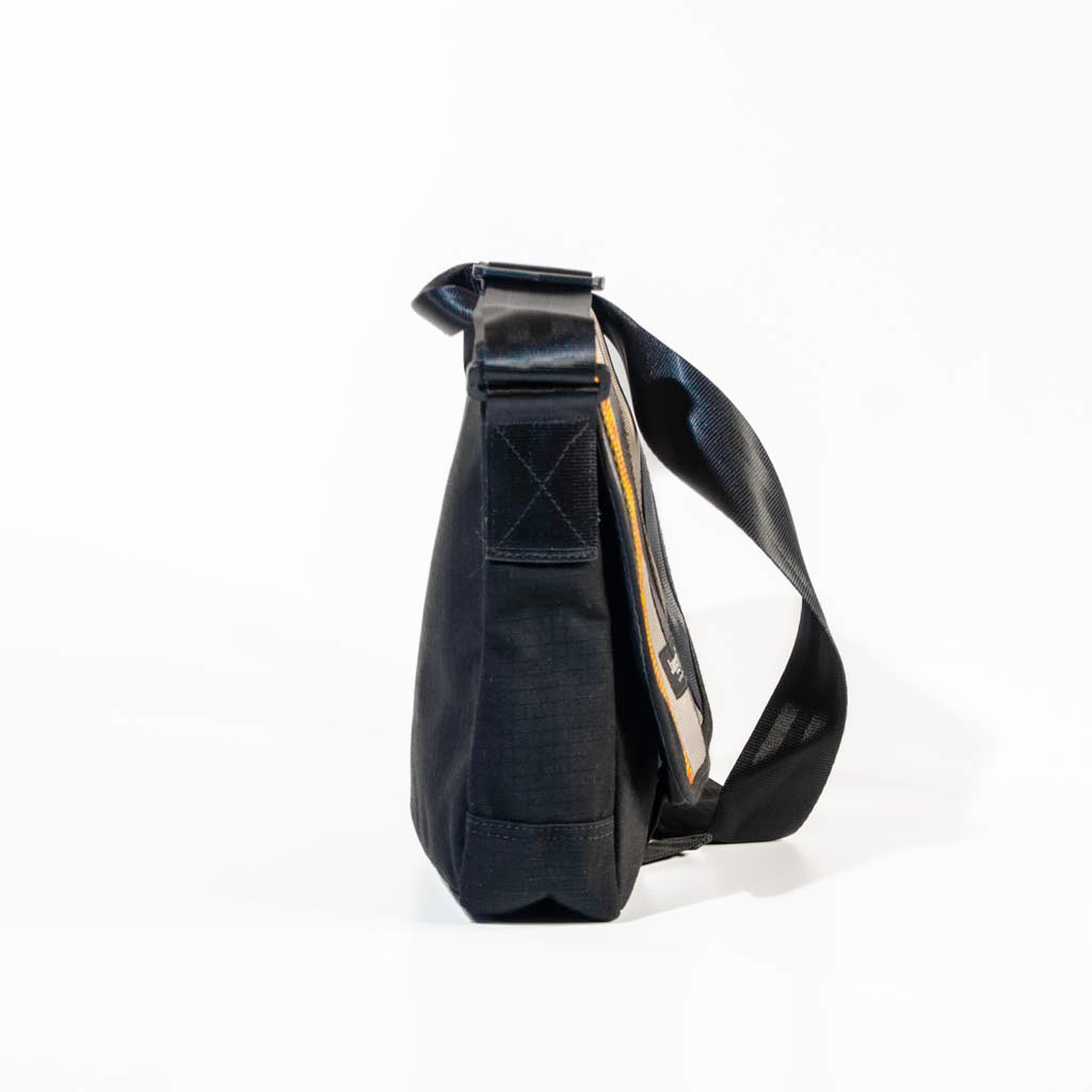 Cafè Sacthel In Dhl Cargo & Others With Black Canvas