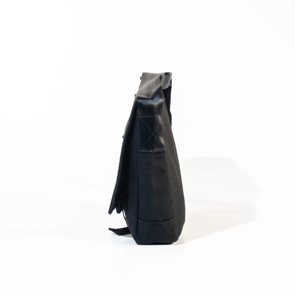 Cafè Sacthel In Dhl Cargo & Others With Black Canvas
