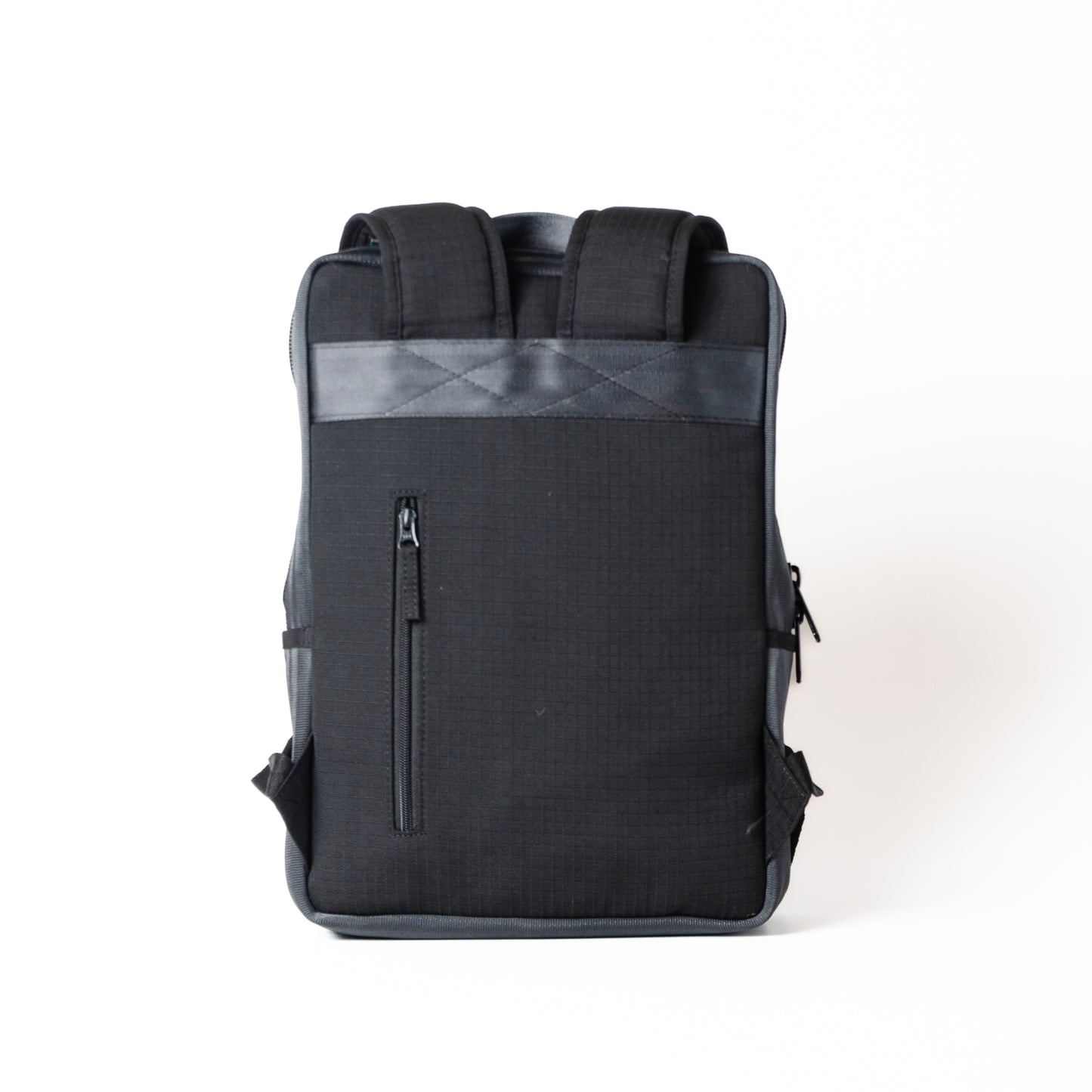Frontpack In All Black Seat Belts