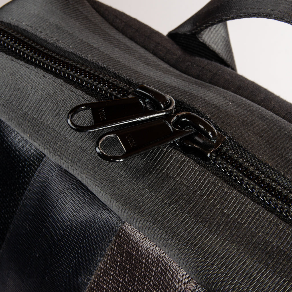 Frontpack In All Black Seat Belts